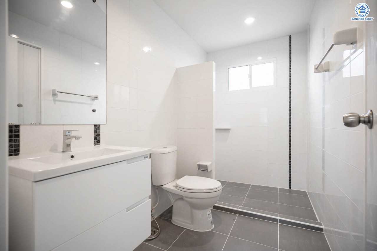 บ้านมือสองตกแต่งใหม่ โครงการ ภัสสร19 วัชรพล-วงแหวน บ้านเดี่ยวหลังมุม เนื้อที่ 58.4 ตร.ว. ฟังก์ชัน 3 ห้องนอน 2 ห้องน้ำ จอดรถได้ 2 คัน บนทำเลเดินทางสะดวก ติดถนนจตุโชติ เชื่อมต่อหลายเส้นทาง ใกล้ทางด่วน "จตุโชติ" และห้างสรรพสินค้าแฟชั่นไอส์แลนด์